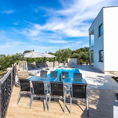 Luxury Mauro With Heated Pool Apartman