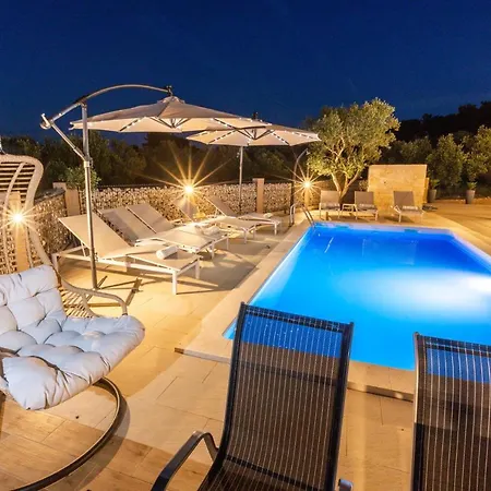 Luxury Mauro With Heated Pool Apartment