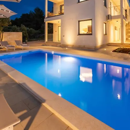 Апартаменты Luxury Mauro With Heated Pool Божава