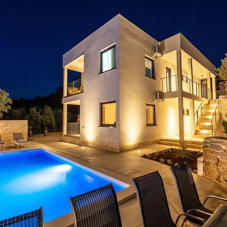 Luxury Mauro With Heated Pool Bozava