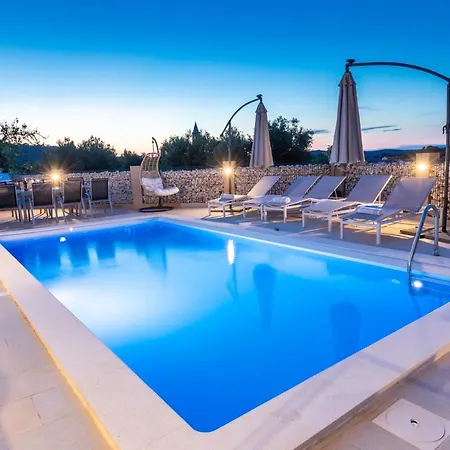 Luxury Mauro With Heated Pool Апартаменты *