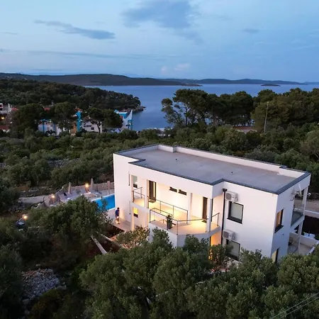 Luxury Mauro With Heated Pool Апартаменты *