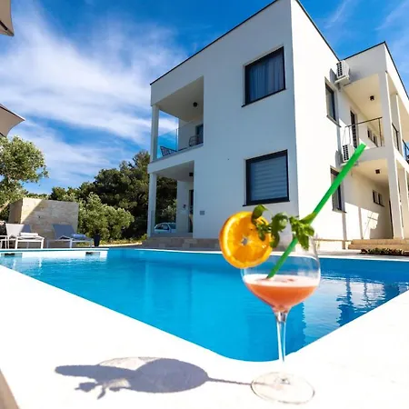 Апартаменты Luxury Mauro With Heated Pool